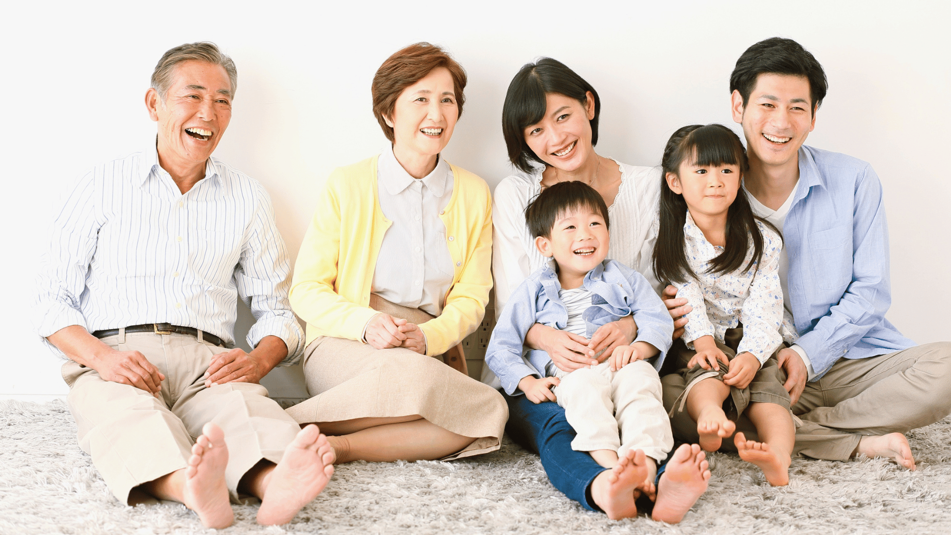 笑顔の三世代家族